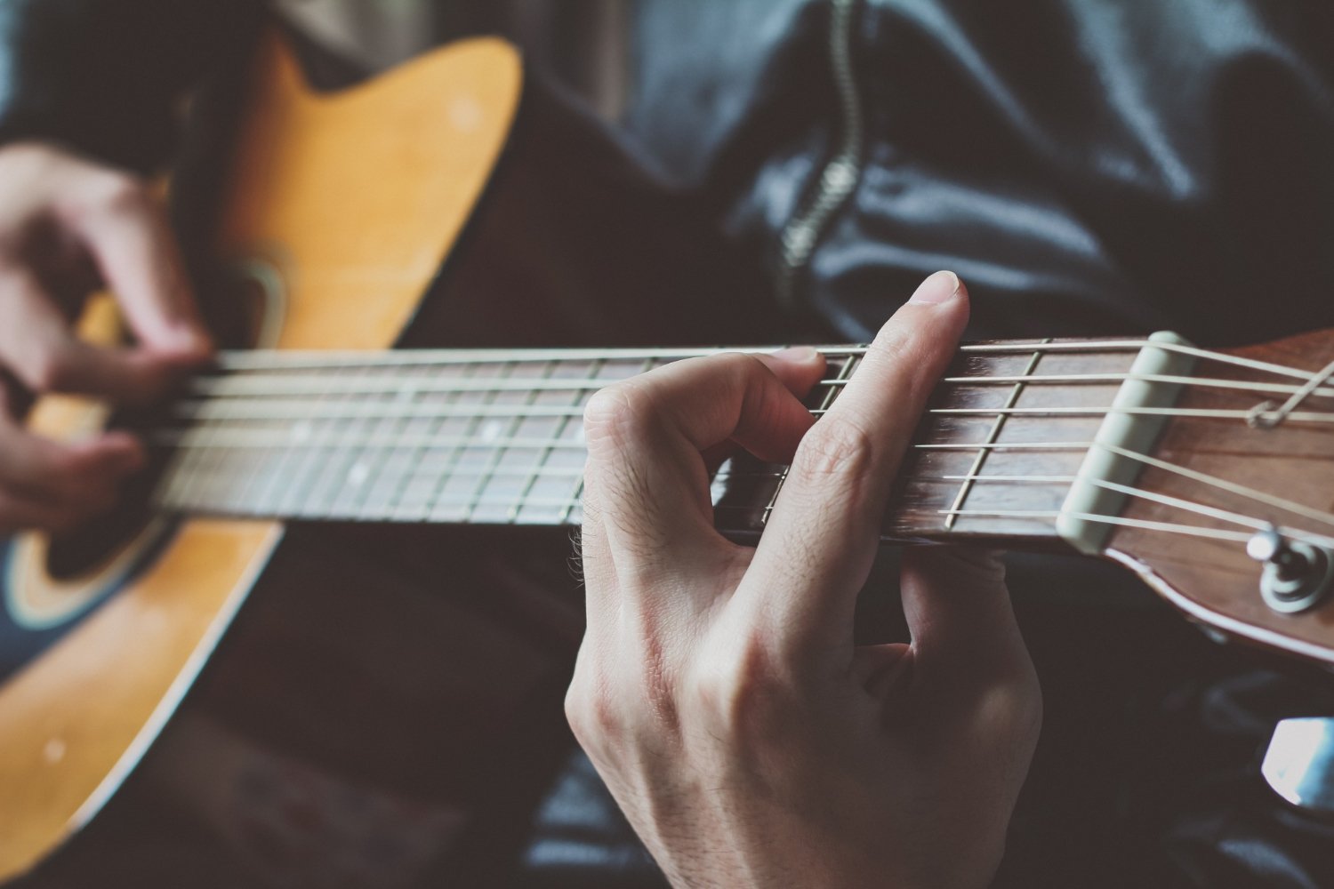 دلایل و روش‌های درمان درد دست در گیتاریست‌ها